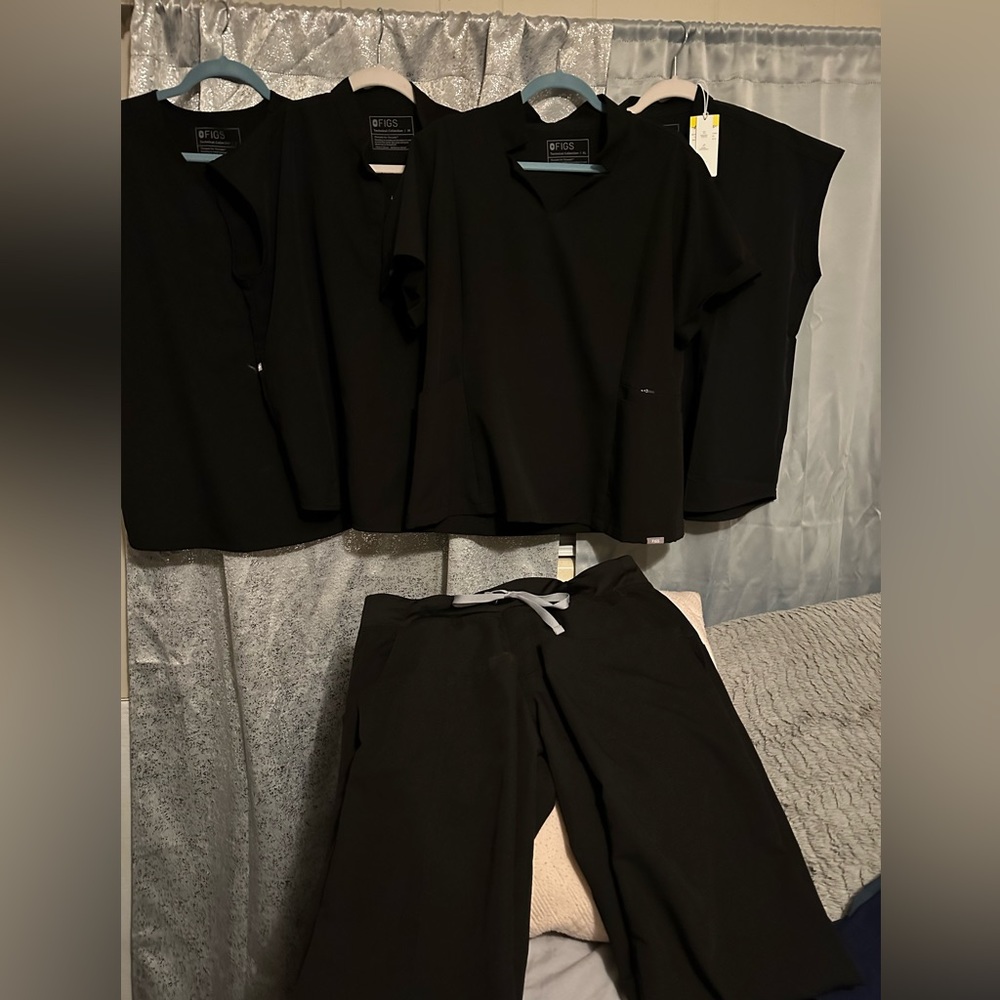 Figs SCRUBS in black LARGE and pants are KADE